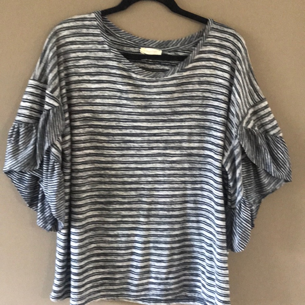 Navy/gray size L top.